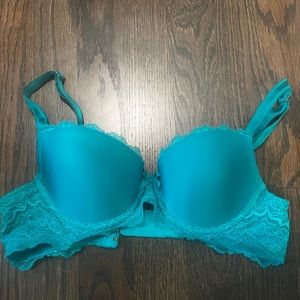 Victoria's secret Bra size 32c (BARELY USED)